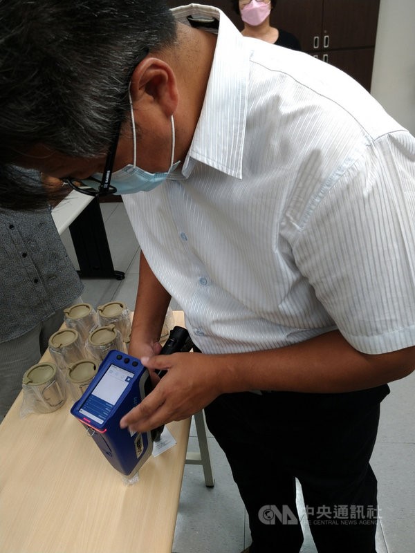 台大水工试验所博士林圣淇手持式元素分析仪示范 台大水工试验所博士林圣淇手持式元素分析仪示范