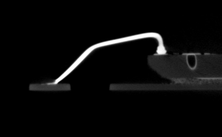 打线封装的3D X-ray CT切片图 打线封装的3D X-ray CT切片图,呈现从Pad至晶粒的打线弯曲与接合结构